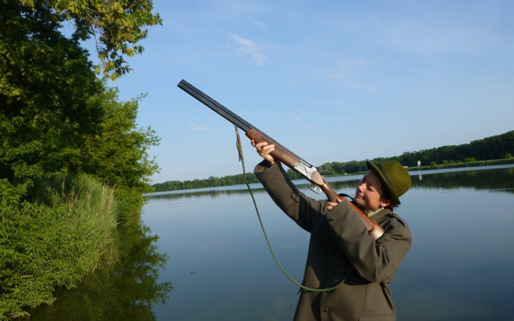 Myslivec míří na kachnu